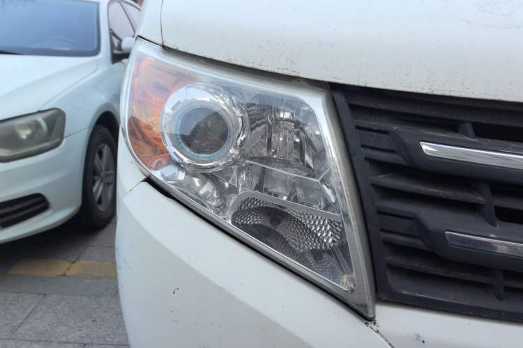 Used Dongfeng Yufeng 2015 2.5T Lingyun Edition Yulibao standard-equipped long-wheelbase mid-roof ZD25 Right Front Headlight