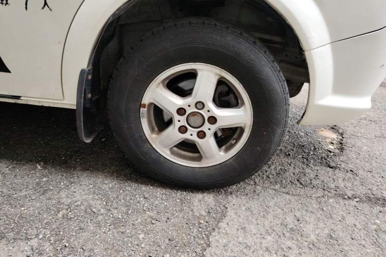 Used Dongfeng Yufeng 2015 2.5T Lingyun Edition Box Truck comes standard with the short-wheelbase mid-roof ZD25 model. Right Front Wheel Hub