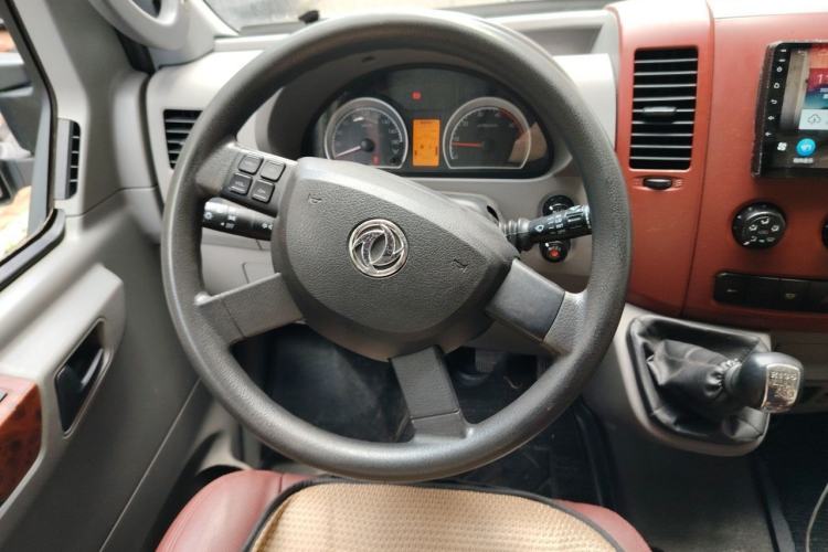 Used Dongfeng Yufeng 2015 2.5T Lingyun Edition Box Truck comes standard with the short-wheelbase mid-roof ZD25 model. Steering Wheel
