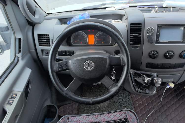 Used Dongfeng Yufeng 2015 2.5T Lingyun Edition Yulibao standard-equipped long-wheelbase mid-roof ZD25 Steering Wheel