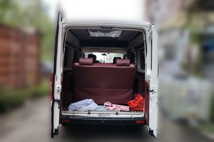 Used Dongfeng Yufeng 2015 2.5T Lingyun Edition Box Truck comes standard with the short-wheelbase mid-roof ZD25 model. Trunk