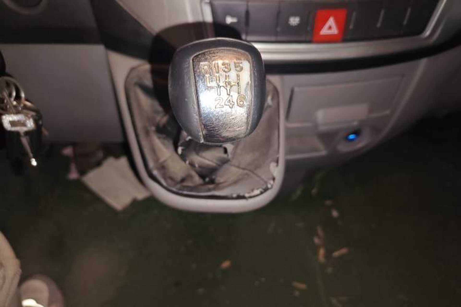 Used Dongfeng Yufeng 2016 2.5T Lingyun Edition Yulibao Short Wheelbase Mid-Roof National V ZD25 Gear Lever