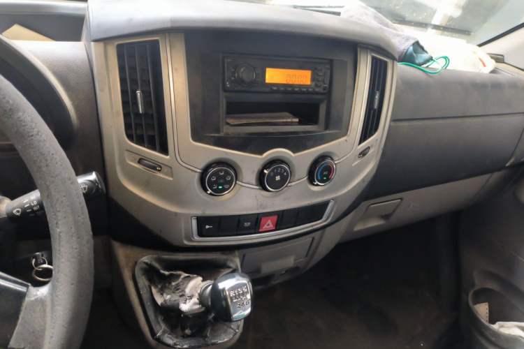 Used Dongfeng Yufeng 2016 2.5T Lingyun Edition Yulibao Short Wheelbase Mid-Roof National V ZD25 Audio And AC Panel