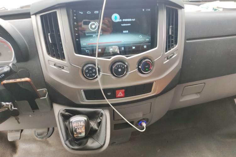 Used Dongfeng Yufeng 2016 2.5T Lingyun Van Short Wheelbase Mid-Roof China V Standard ZD25 Audio And AC Panel