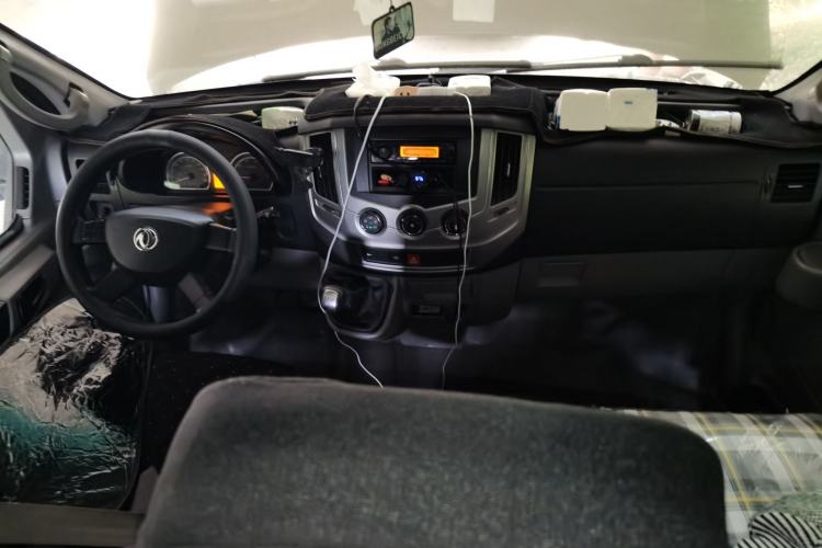 Used Dongfeng Yufeng 2016 2.5T Lingyun Edition Yulibao High-End Long Wheelbase Mid-Roof ZD25 Center Console