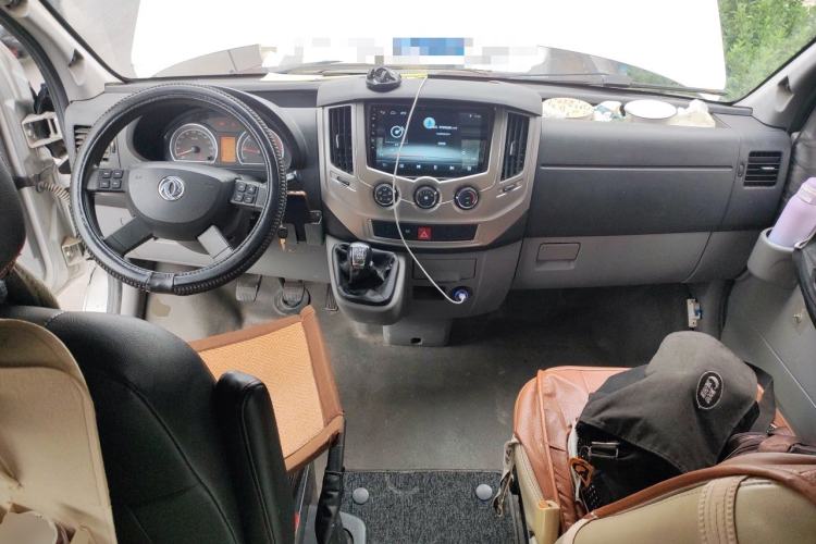 Used Dongfeng Yufeng 2016 2.5T Lingyun Van Short Wheelbase Mid-Roof China V Standard ZD25 Center Console
