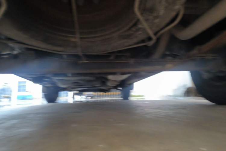 Used Dongfeng Yufeng 2016 2.5T Lingyun Edition Yulibao Short Wheelbase Mid-Roof National V ZD25 Chassis Rear