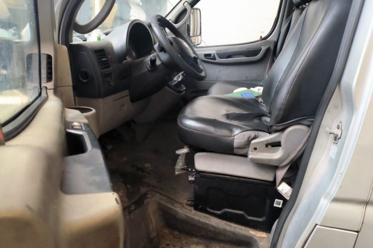 Used Dongfeng Yufeng 2016 2.5T Lingyun Edition Yulibao Short Wheelbase Mid-Roof National V ZD25 Driver Seat