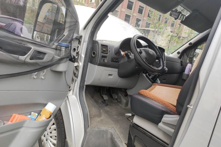 Used Dongfeng Yufeng 2016 2.5T Lingyun Van Short Wheelbase Mid-Roof China V Standard ZD25 Driver Seat