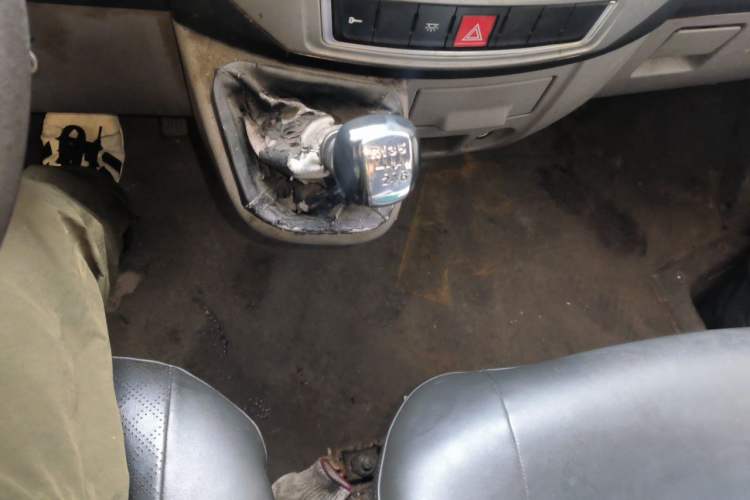 Used Dongfeng Yufeng 2016 2.5T Lingyun Edition Yulibao Short Wheelbase Mid-Roof National V ZD25 Gear Lever