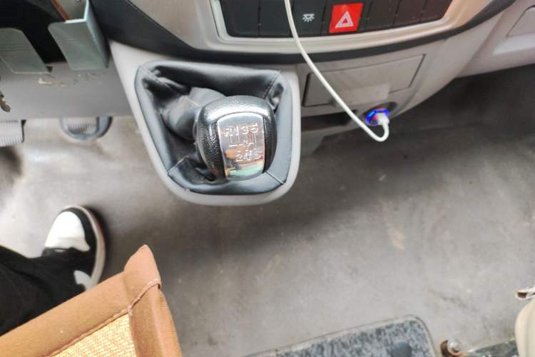 Used Dongfeng Yufeng 2016 2.5T Lingyun Van Short Wheelbase Mid-Roof China V Standard ZD25 Gear Lever