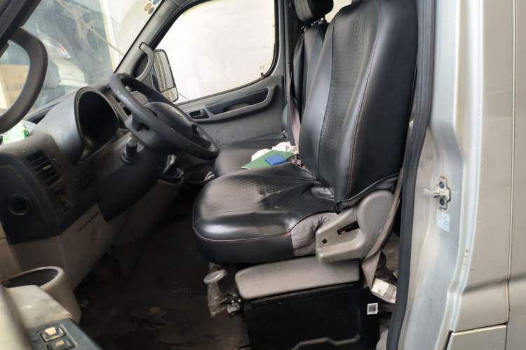 Used Dongfeng Yufeng 2016 2.5T Lingyun Edition Yulibao Short Wheelbase Mid-Roof National V ZD25 Left Front Seat