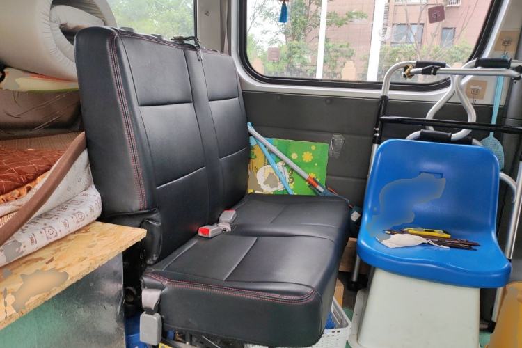 Used Dongfeng Yufeng 2016 2.5T Lingyun Van Short Wheelbase Mid-Roof China V Standard ZD25 Left Rear Seat