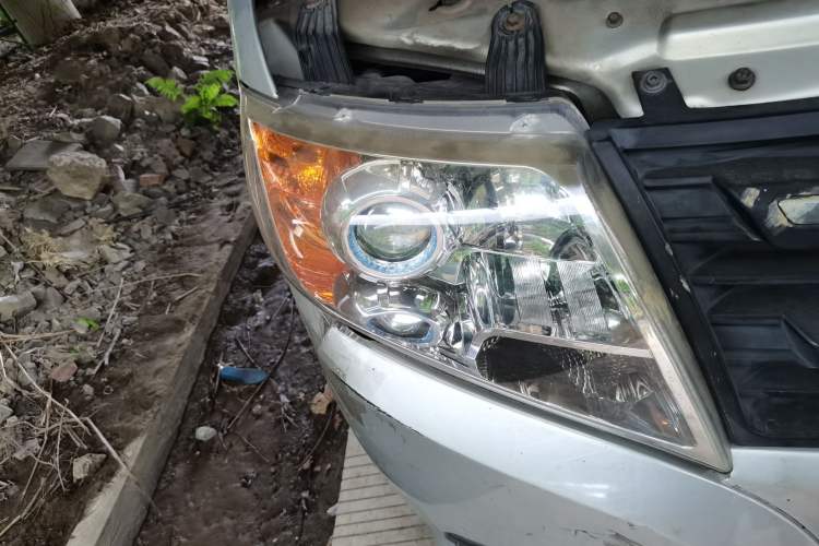 Used Dongfeng Yufeng 2016 2.5T Lingyun Edition Yulibao High-End Long Wheelbase Mid-Roof ZD25 Right Front Headlight