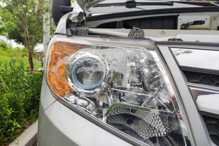 Used Dongfeng Yufeng 2016 2.5T Lingyun Van Short Wheelbase Mid-Roof China V Standard ZD25 Right Front Headlight