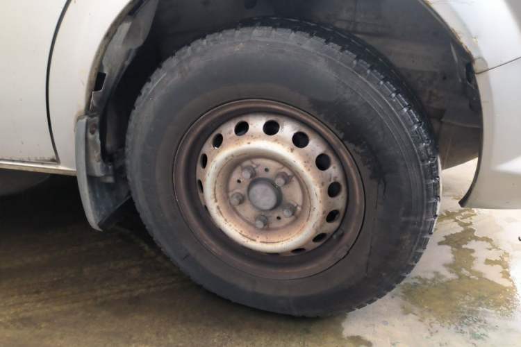 Used Dongfeng Yufeng 2016 2.5T Lingyun Edition Yulibao Short Wheelbase Mid-Roof National V ZD25 Right Front Wheel Hub