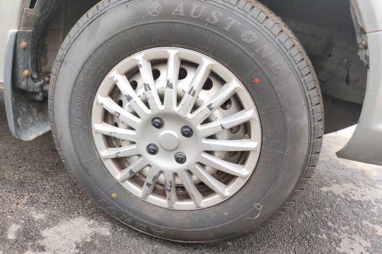 Used Dongfeng Yufeng 2016 2.5T Lingyun Van Short Wheelbase Mid-Roof China V Standard ZD25 Right Front Wheel Hub