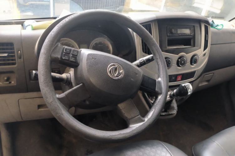 Used Dongfeng Yufeng 2016 2.5T Lingyun Edition Yulibao Short Wheelbase Mid-Roof National V ZD25 Steering Wheel