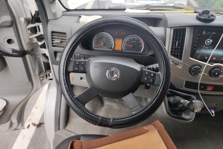 Used Dongfeng Yufeng 2016 2.5T Lingyun Van Short Wheelbase Mid-Roof China V Standard ZD25 Steering Wheel