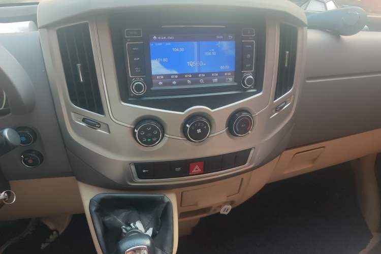 Used Dongfeng Yufeng 2016 2.5T Lingyun Edition Yulibao Premium Short Wheelbase Mid-Roof ZD25 Audio And AC Panel