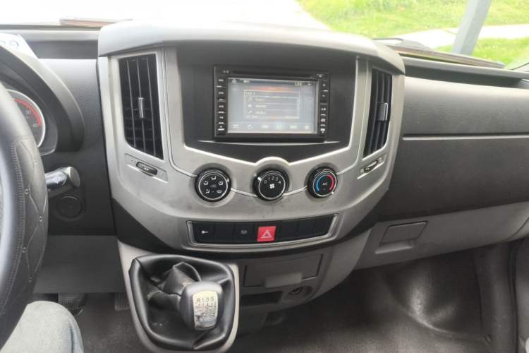 Used Dongfeng Yufeng 2016 2.5T Lingyun Van Short Wheelbase Mid-Roof China V Standard ZD25 Audio And AC Panel
