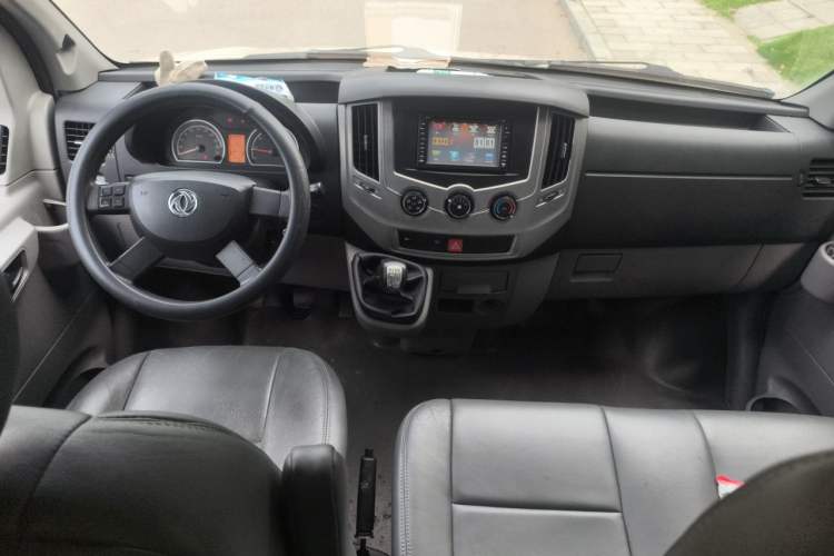 Used Dongfeng Yufeng 2016 2.5T Lingyun Van Short Wheelbase Mid-Roof China V Standard ZD25 Center Console