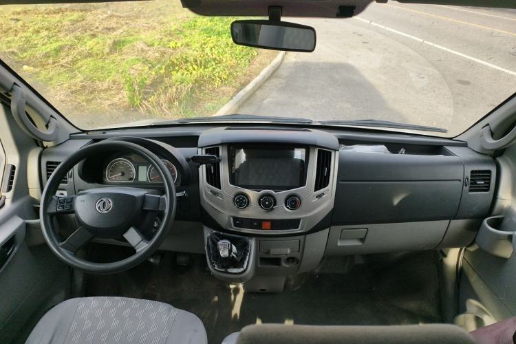 Used Dongfeng Yufeng 2016 2.5T Lingyun Edition Yulibao Premium Short Wheelbase Mid-Roof ZD25 Center Console
