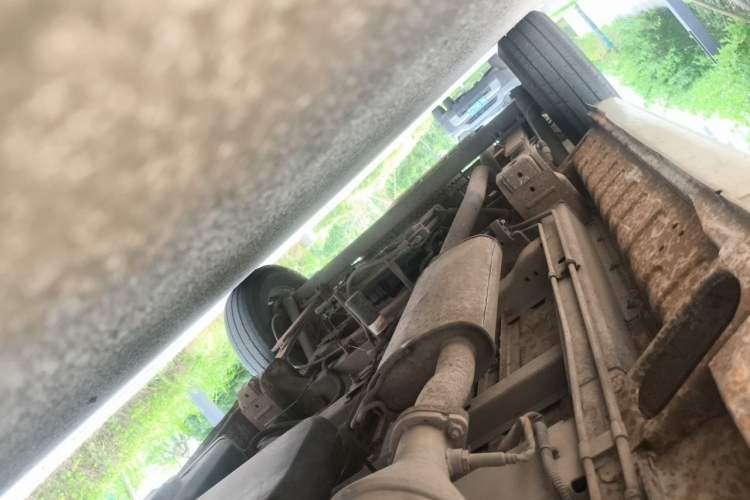 Used Dongfeng Yufeng 2016 2.5T Lingyun Van Short Wheelbase Mid-Roof China V Standard ZD25 Chassis Front Right