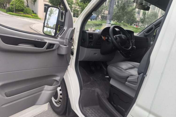 Used Dongfeng Yufeng 2016 2.5T Lingyun Van Short Wheelbase Mid-Roof China V Standard ZD25 Driver Seat