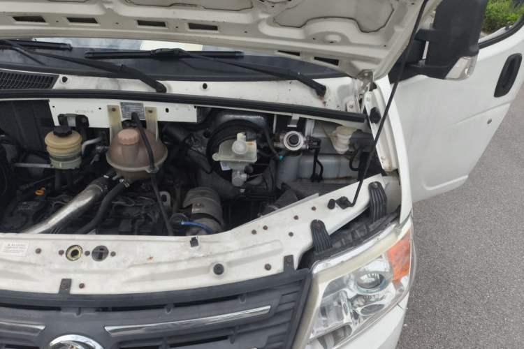 Used Dongfeng Yufeng 2016 2.5T Lingyun Van Short Wheelbase Mid-Roof China V Standard ZD25 Engine Bay Left