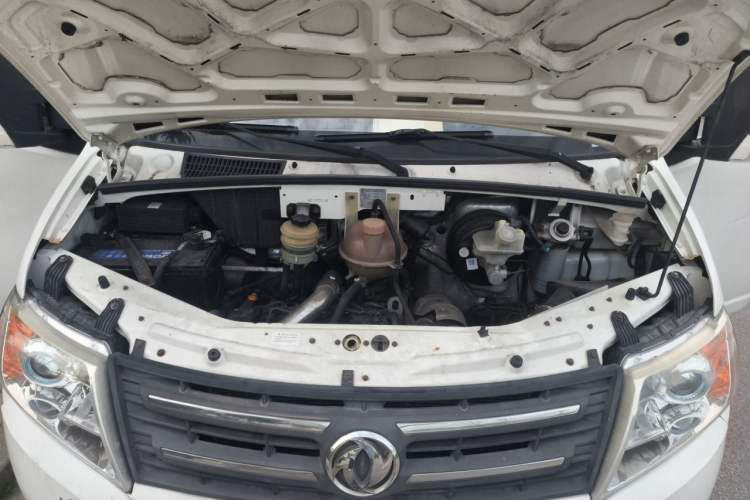 Used Dongfeng Yufeng 2016 2.5T Lingyun Van Short Wheelbase Mid-Roof China V Standard ZD25 Engine Bay