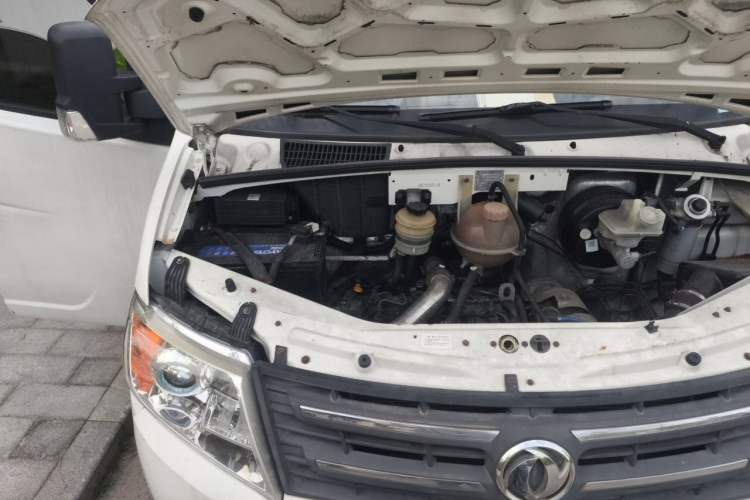 Used Dongfeng Yufeng 2016 2.5T Lingyun Van Short Wheelbase Mid-Roof China V Standard ZD25 Engine Bay Right