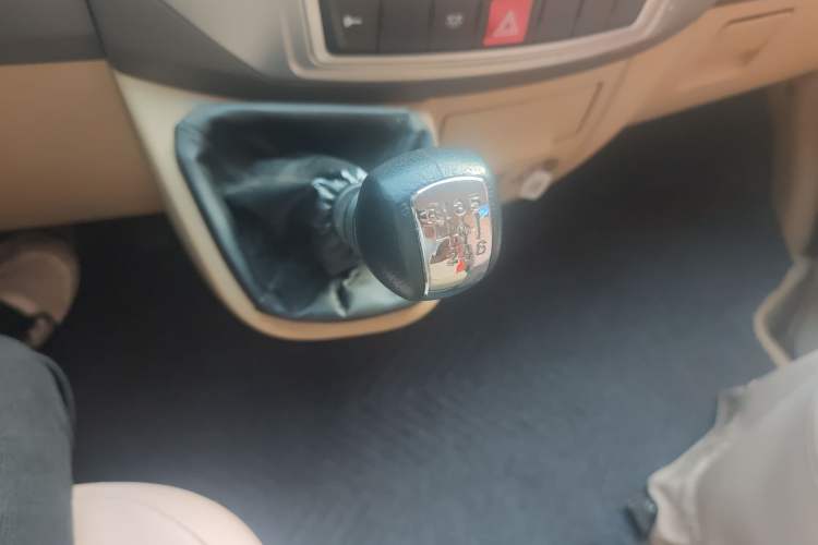 Used Dongfeng Yufeng 2016 2.5T Lingyun Edition Yulibao Premium Short Wheelbase Mid-Roof ZD25 Gear Lever