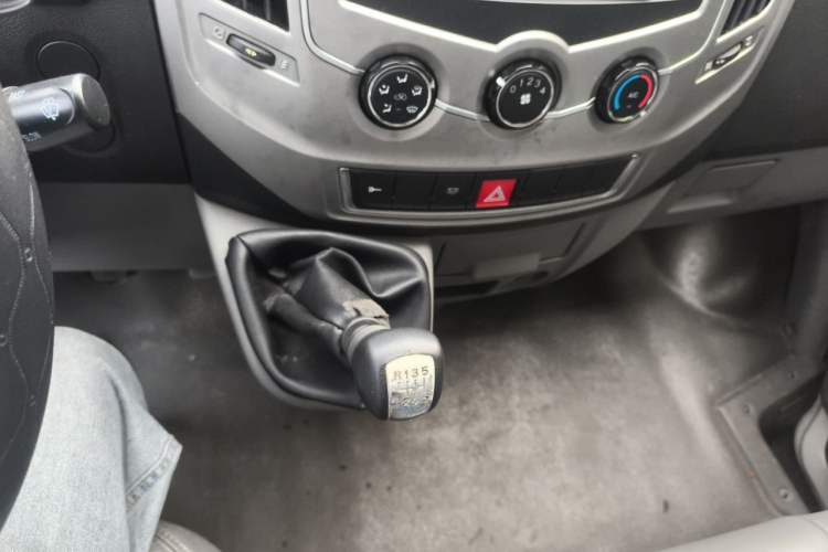 Used Dongfeng Yufeng 2016 2.5T Lingyun Van Short Wheelbase Mid-Roof China V Standard ZD25 Gear Lever