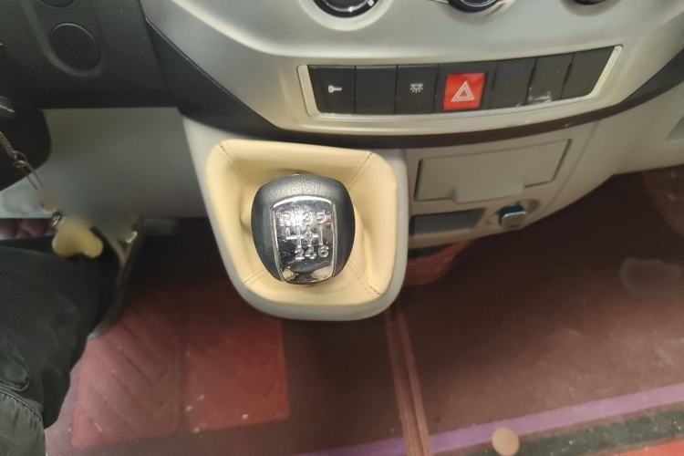 Used Dongfeng Yufeng 2016 2.5T Lingyun Edition Yulibao Short Wheelbase Mid-Roof National V ZD25 Gear Lever