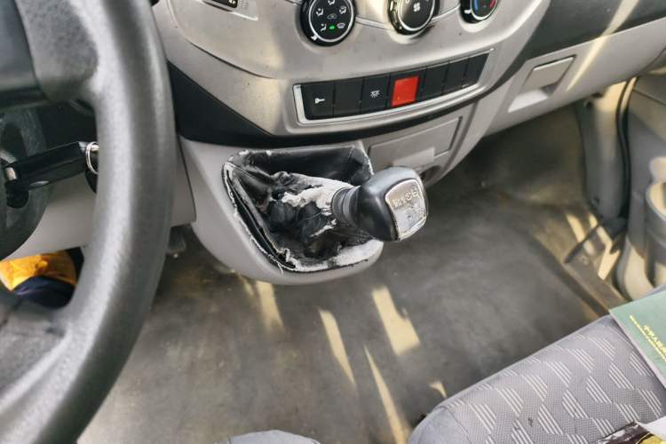 Used Dongfeng Yufeng 2016 2.5T Lingyun Edition Yulibao Premium Short Wheelbase Mid-Roof ZD25 Gear Lever
