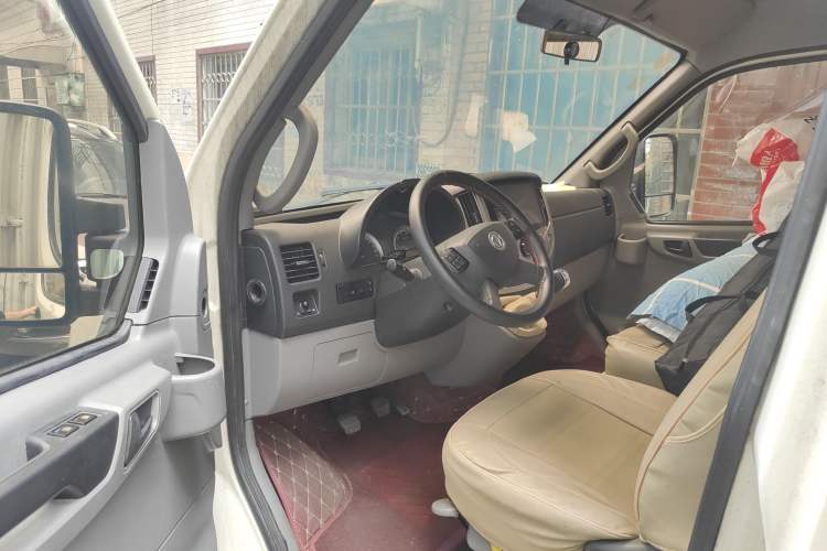 Used Dongfeng Yufeng 2016 2.5T Lingyun Edition Yulibao Short Wheelbase Mid-Roof National V ZD25 Interior 3
