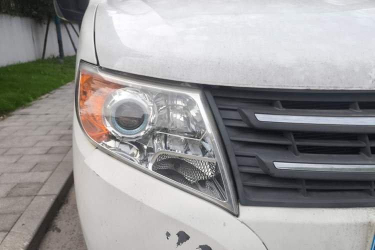 Used Dongfeng Yufeng 2016 2.5T Lingyun Van Short Wheelbase Mid-Roof China V Standard ZD25 Right Front Headlight
