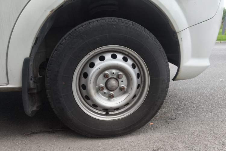 Used Dongfeng Yufeng 2016 2.5T Lingyun Van Short Wheelbase Mid-Roof China V Standard ZD25 Right Front Wheel Hub