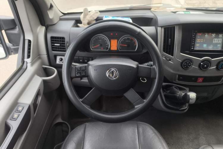 Used Dongfeng Yufeng 2016 2.5T Lingyun Van Short Wheelbase Mid-Roof China V Standard ZD25 Steering Wheel