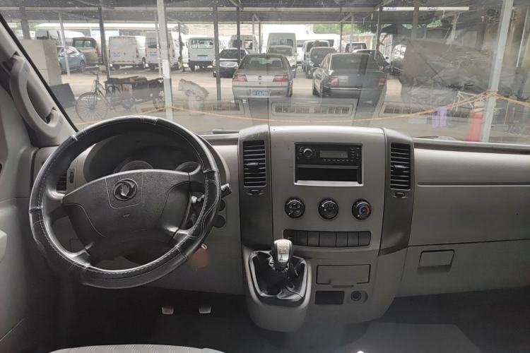 Used Dongfeng Yufeng 2016 2.5T Lingyun Edition Box Truck Standard Short Wheelbase Mid-Roof Configuration with ZD25 Center Console