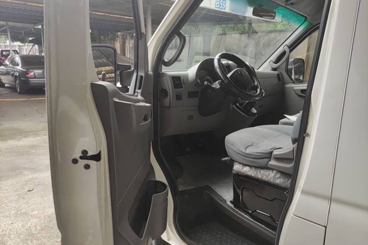 Used Dongfeng Yufeng 2016 2.5T Lingyun Edition Box Truck Standard Short Wheelbase Mid-Roof Configuration with ZD25 Driver Seat