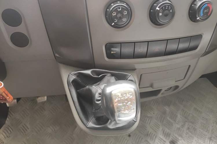Used Dongfeng Yufeng 2016 2.5T Lingyun Edition Box Truck Standard Short Wheelbase Mid-Roof Configuration with ZD25 Gear Lever