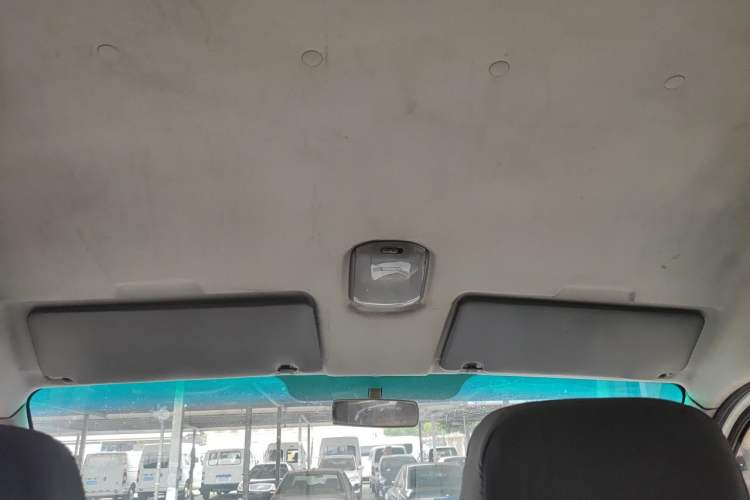 Used Dongfeng Yufeng 2016 2.5T Lingyun Edition Box Truck Standard Short Wheelbase Mid-Roof Configuration with ZD25 Headliner