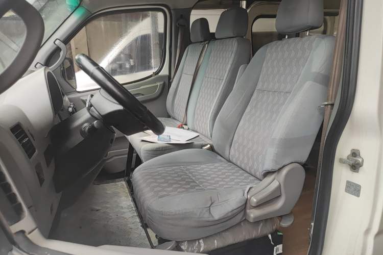 Used Dongfeng Yufeng 2016 2.5T Lingyun Edition Box Truck Standard Short Wheelbase Mid-Roof Configuration with ZD25 Left Front Seat