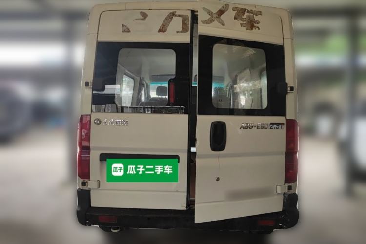 Used Dongfeng Yufeng 2016 2.5T Lingyun Edition Box Truck Standard Short Wheelbase Mid-Roof Configuration with ZD25 Rear
