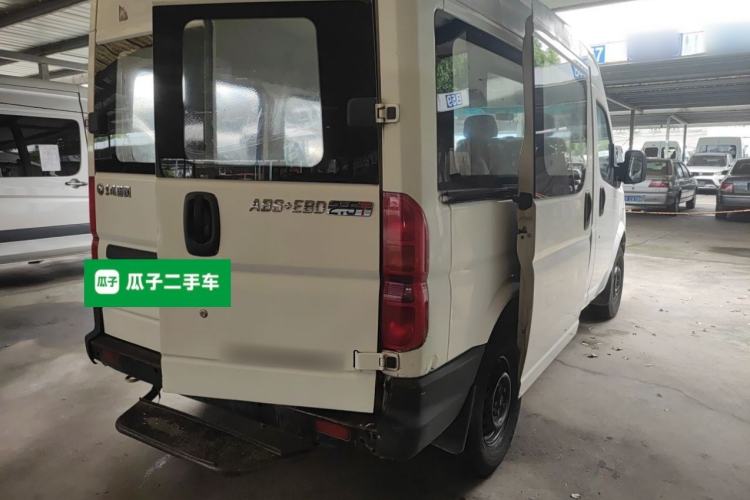 Used Dongfeng Yufeng 2016 2.5T Lingyun Edition Box Truck Standard Short Wheelbase Mid-Roof Configuration with ZD25 Rear Right 45 Deg