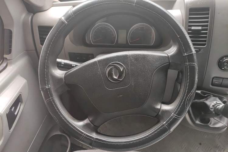 Used Dongfeng Yufeng 2016 2.5T Lingyun Edition Box Truck Standard Short Wheelbase Mid-Roof Configuration with ZD25 Steering Wheel
