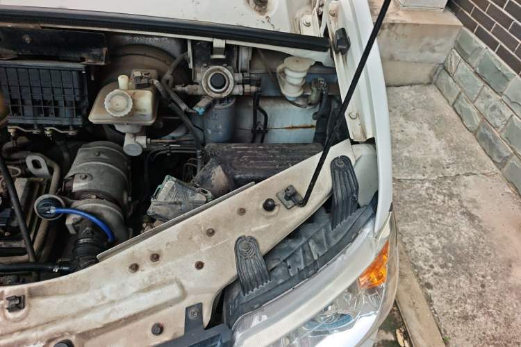 Used Dongfeng Yufeng  Engine Bay Left