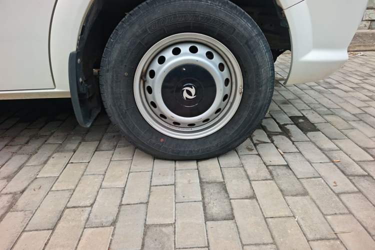 Used Dongfeng Yufeng  Right Front Wheel Hub